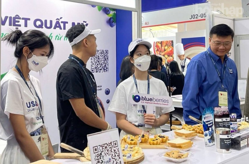 Tại triển lãm, nhiều sản phẩm F&B, bánh mỳ, bánh ngọt, kem, trà, cà phê, rượu vang, rượu mạnh, đồ uống có cồn... được trưng bày cho công chúng thủ đô tham quan, thưởng thức Tại triển lãm, nhiều sản phẩm F&B, bánh mỳ, bánh ngọt, kem, trà, cà phê, rượu vang, rượu mạnh, đồ uống có cồn... được trưng bày cho công chúng thủ đô tham quan, thưởng thức