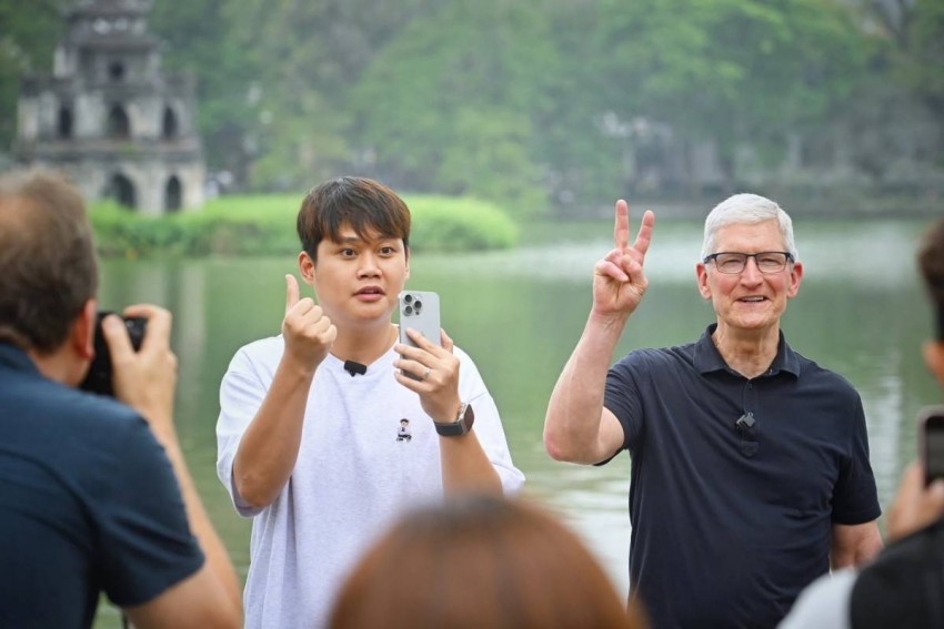 CEO Apple, ông Tim Cook giơ tay chào trong chuyến đi tới Hà Nội