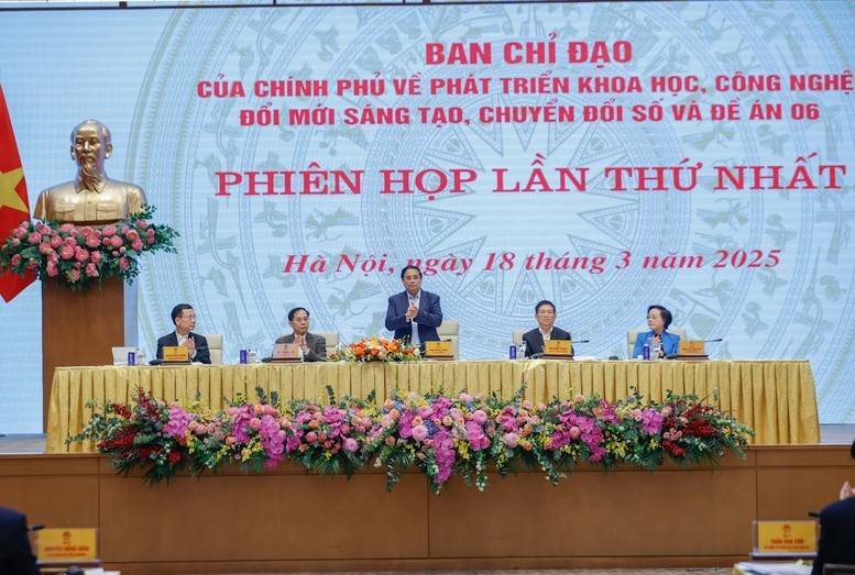 Thủ tướng: Yêu cầu đẩy mạnh số hóa quốc gia, cắt giảm thủ tục hành chính không giới hạn