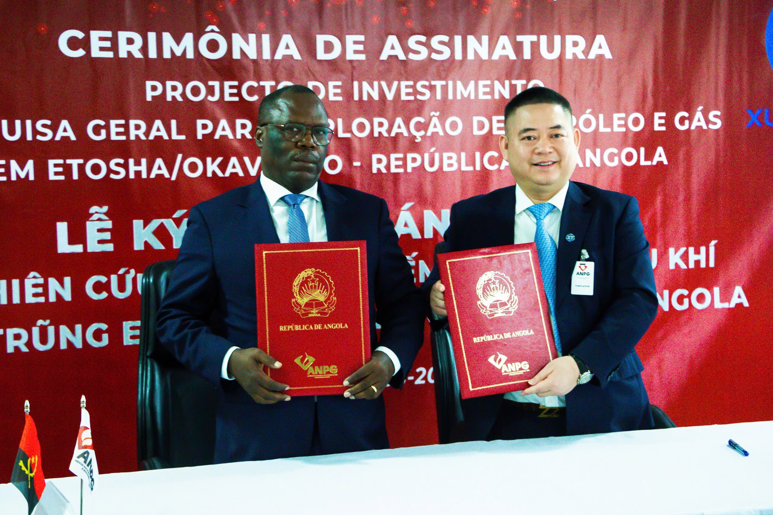 Chủ tịch Tập đoàn Xuân Thiện ông Nguyễn Văn Thiện (phải) và Chủ tịch ANPG trong lễ ký kết ngày 17/3 tại Luanda.