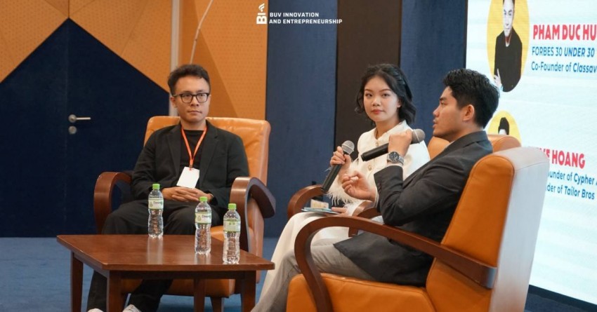 Sinh viên của CLB Đổi mới sáng tạo và Khởi nghiệp trong chương trình giao lưu với CEO từ các doanh nghiệp lớn.jpg