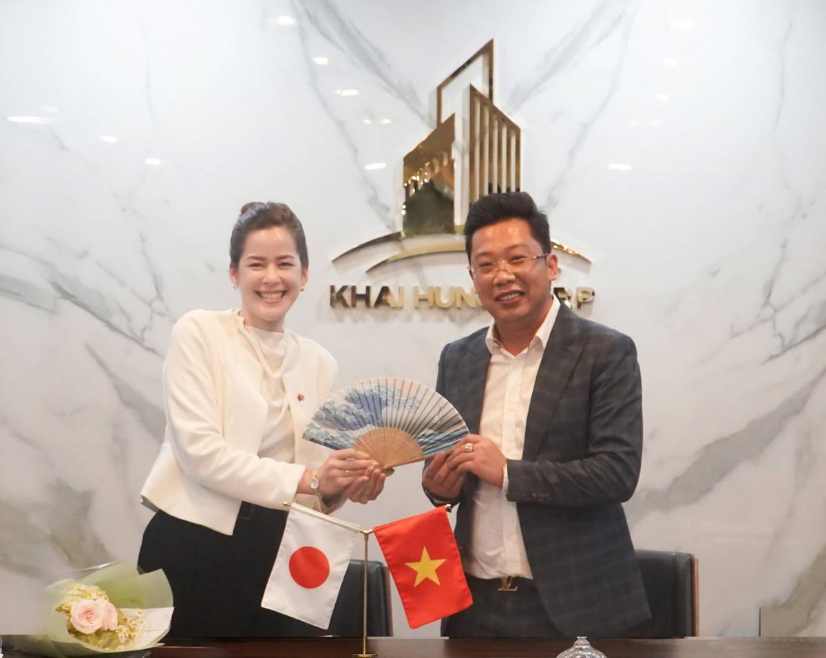 Chiếc quạt truyền thống Nhật Bản được bà Megumi Wilson, Chủ tịch Hiệp hội Bất động sản Quốc tế Nhật Bản, trao tặng cho Tập đoàn như một biểu tượng của sự giao lưu văn hóa.