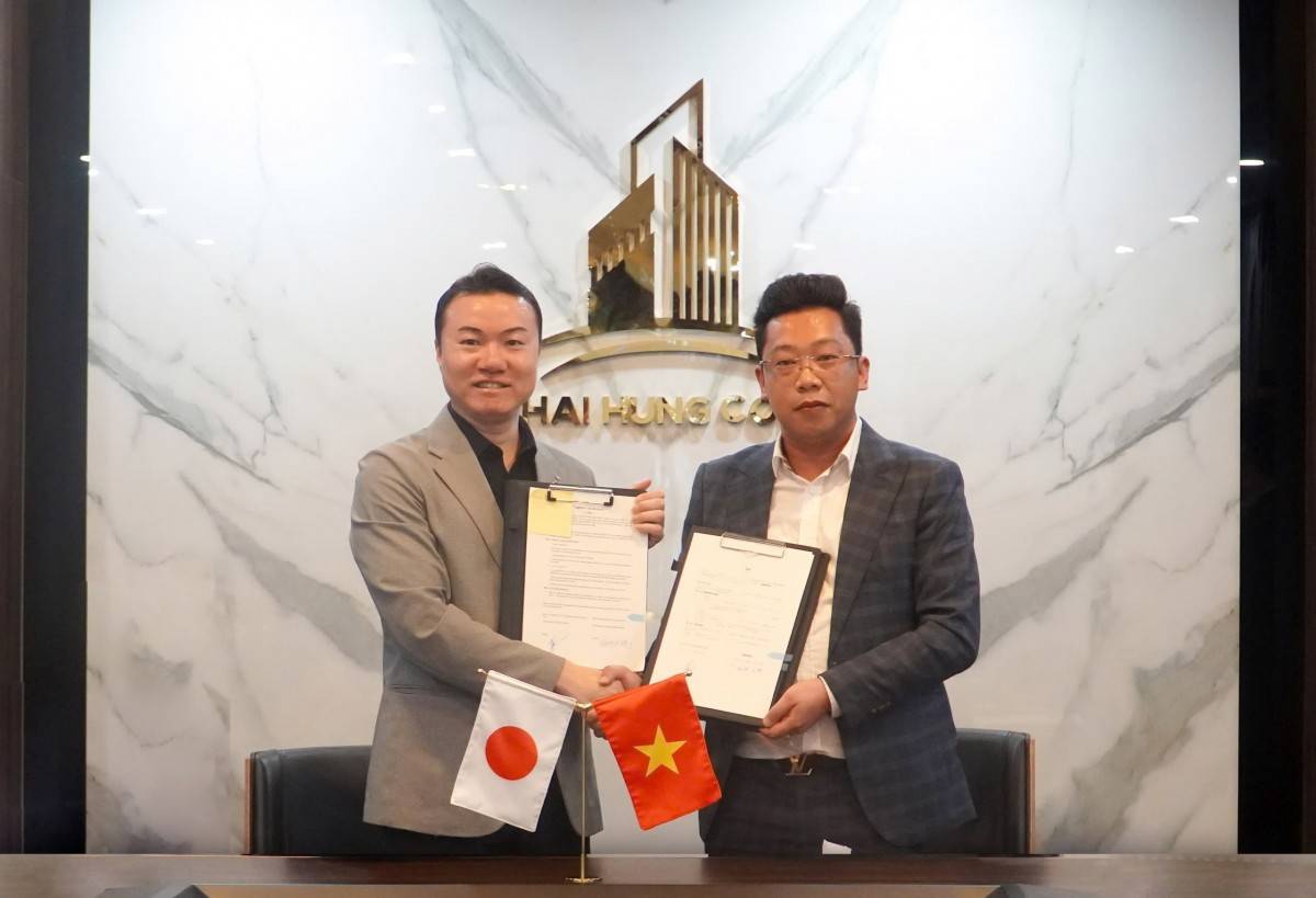 Ông Lê Đức Hưng Chủ tịch Tập đoàn Khải trao biên bản ghi nhớ hợp tác cho ông Sakai Hironori, Chủ tịch Hiệp hội Hữu nghị Nhật - Việt.