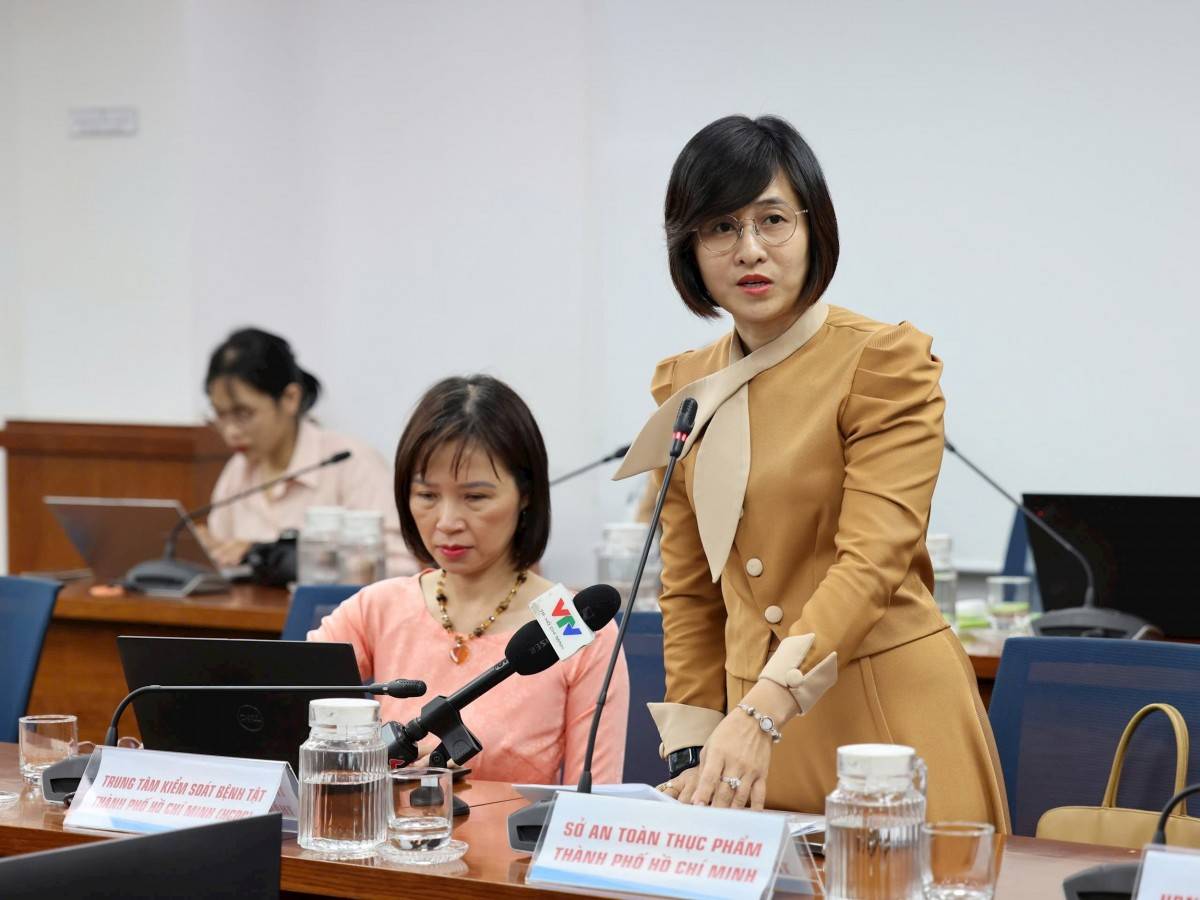 Đại diện Sở ATTP trả lời vấn đề nóng được nhiều phóng viên quan tâm.