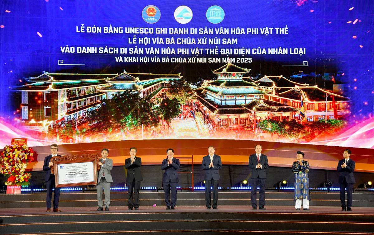 Ông Jonathan Baker, Trưởng đại diện UNESCO tại Việt Nam, trao Bằng công nhận của UNESCO ghi danh “Lễ hội Vía Bà Chúa Xứ Núi Sam” vào Danh sách Di sản Văn hóa Phi vật thể đại diện của nhân loại cho lãnh đạo Bộ Văn hóa, Thể thao và Du lịch.