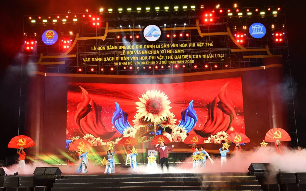 **Chương trình nghệ thuật chào mừng Lễ hội Vía Bà Chúa Xứ Núi Sam trở thành di sản văn hóa phi vật thể thế giới.