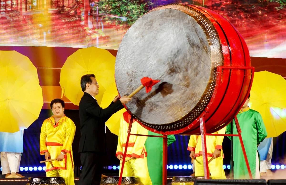 Trong phần II (khai hội Vía Bà Chúa Xứ Núi Sam năm 2025), Ủy viên Ban Chấp hành Trung ương Đảng, Bí thư Tỉnh ủy An Giang Lê Hồng Quang đánh trống khai hội.