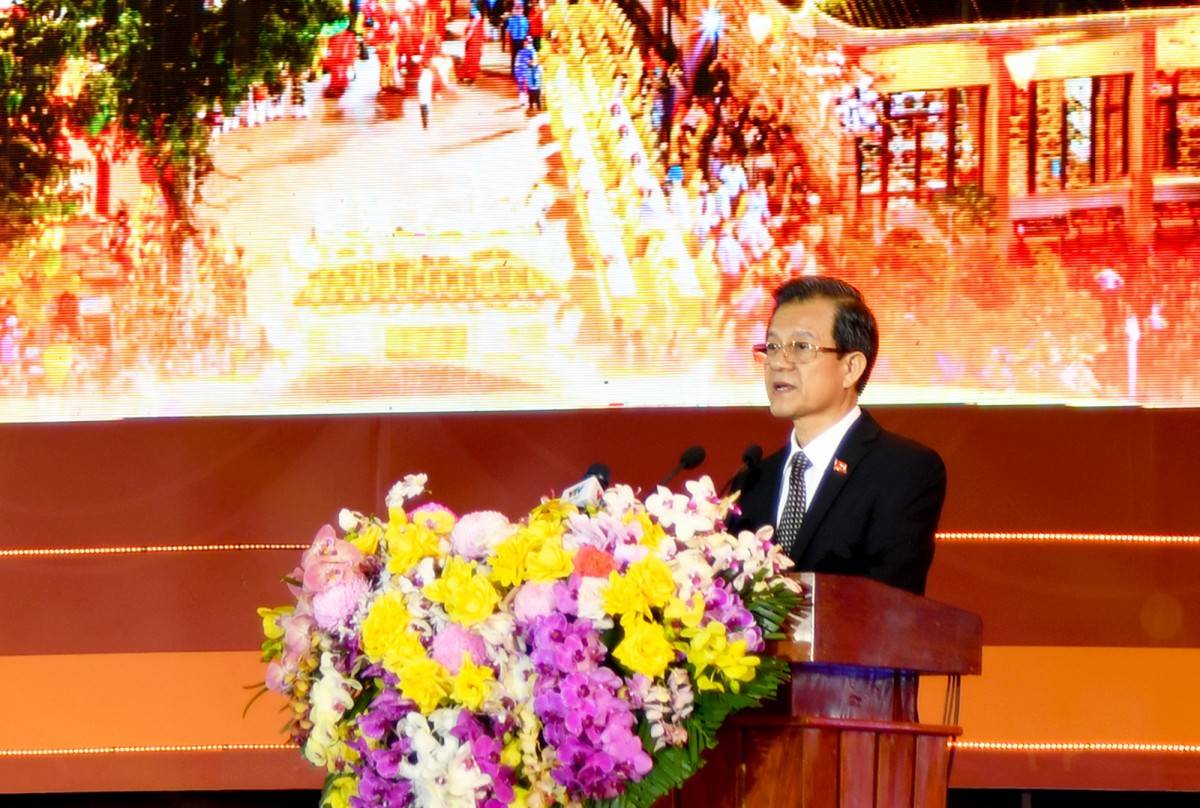 Ủy viên Ban Chấp hành Trung ương Đảng, Bí thư Tỉnh ủy An Giang Lê Hồng Quang báo cáo tóm tắt quá trình xây dựng hồ sơ trình UNESCO ghi danh “Lễ hội Vía Bà Chúa Xứ Núi Sam” vào Danh sách Di sản Văn hóa Phi vật thể đại diện của nhân loại