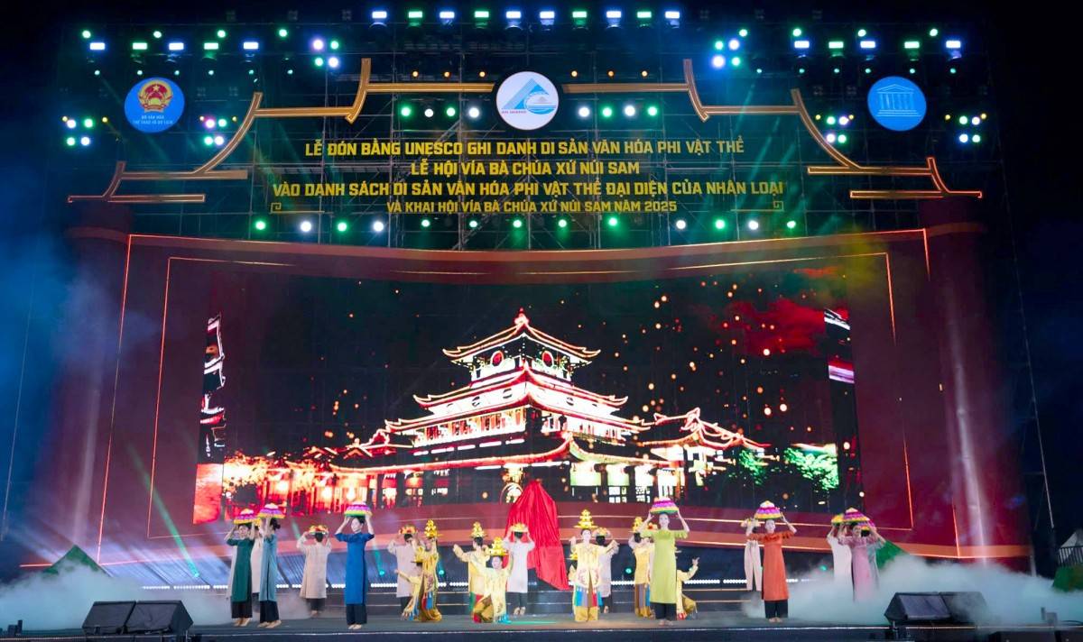 Sân khấu hoành tráng với các tiết mục tái hiện không gian văn hoá nghệ thuật của lễ hội