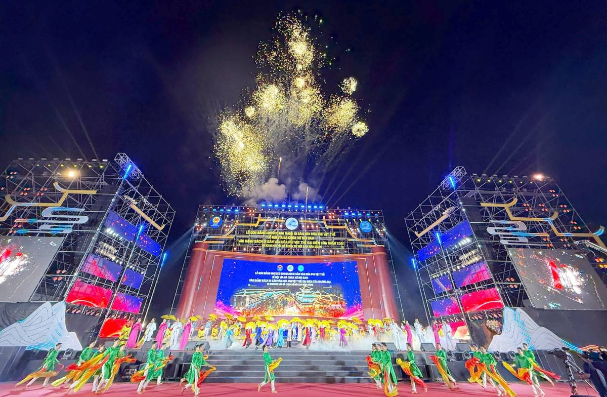 Phần III là chương trình văn nghệ, với nhiều tiết mục đặc sắc, có sự tham dự biểu diễn của Nghệ sĩ nhân dân Bạch Tuyết; Nghệ sĩ nhân dân Tạ Minh Tâm; danh ca Ngọc Sơn và nhiều ca sĩ tên tuổi khác. Kết thúc chương trình (phần IV) là hoạt động bắn pháo hoa tầm thấp, thu hút sự quan tâm theo dõi của người dân.