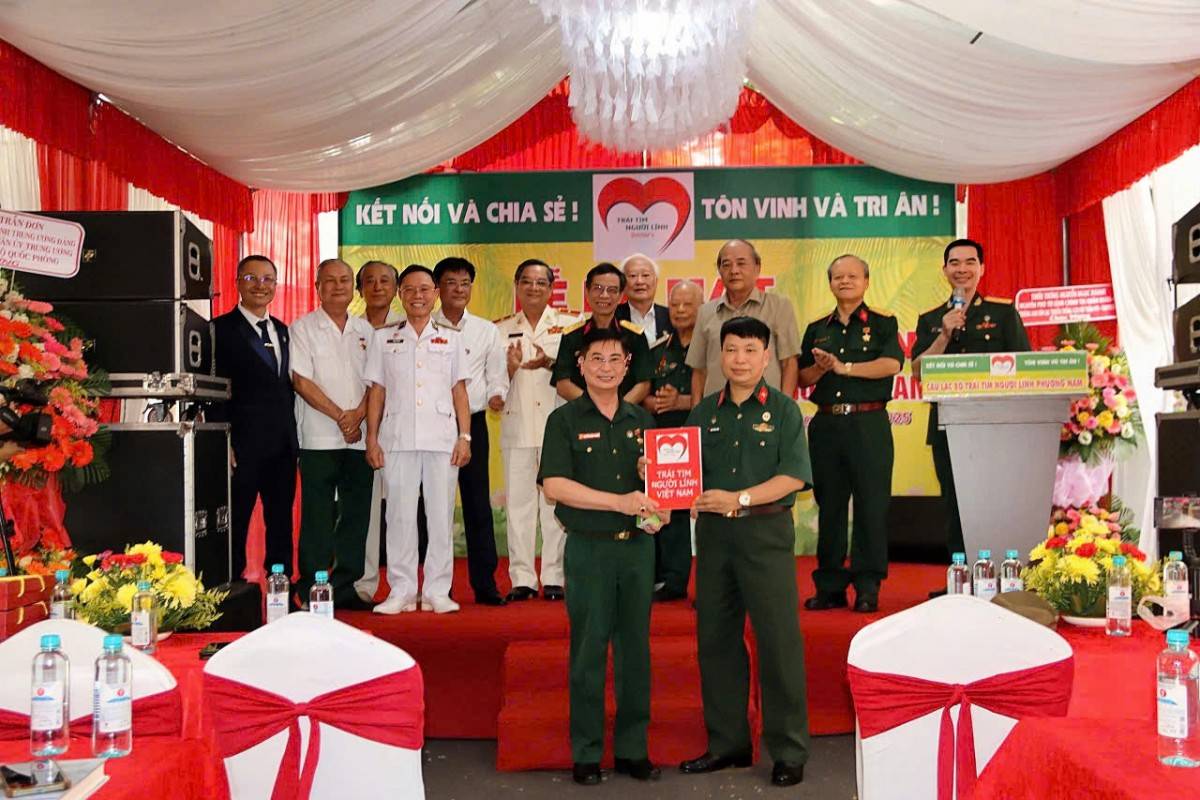 Lễ ra mắt và trao quyết định thành CLB Trái tim Người lính Phương Nam (mới).