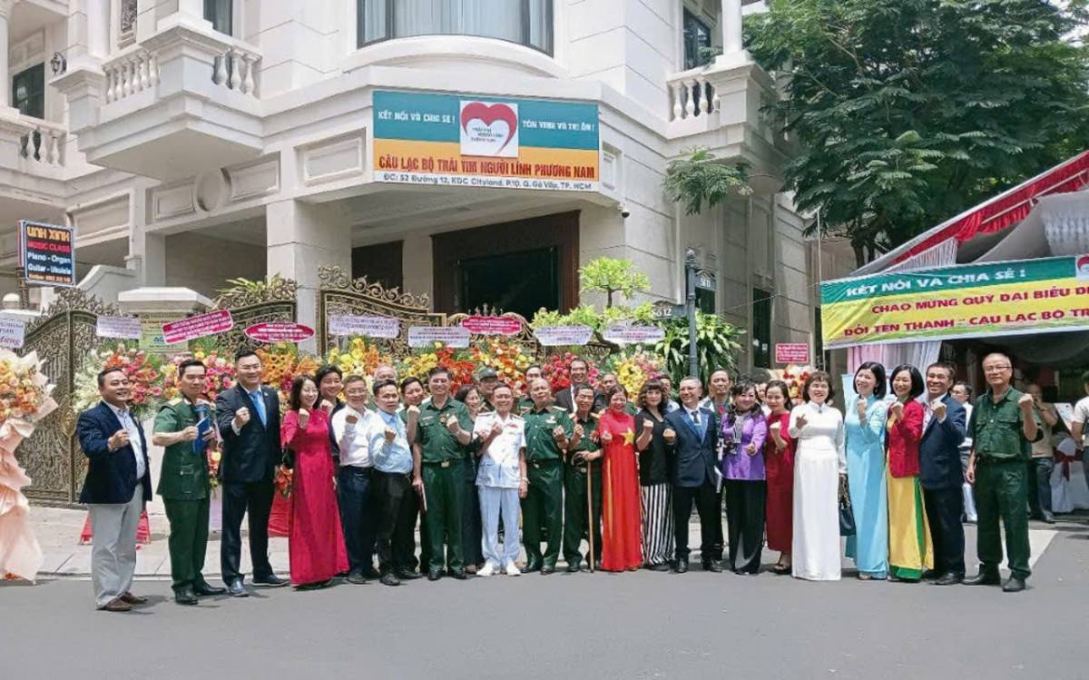 Ban điều hành mới của CLB Trái tim Người lính Phương Nam chụp ảnh kỷ niệm trước văn phòng mới của CLB.