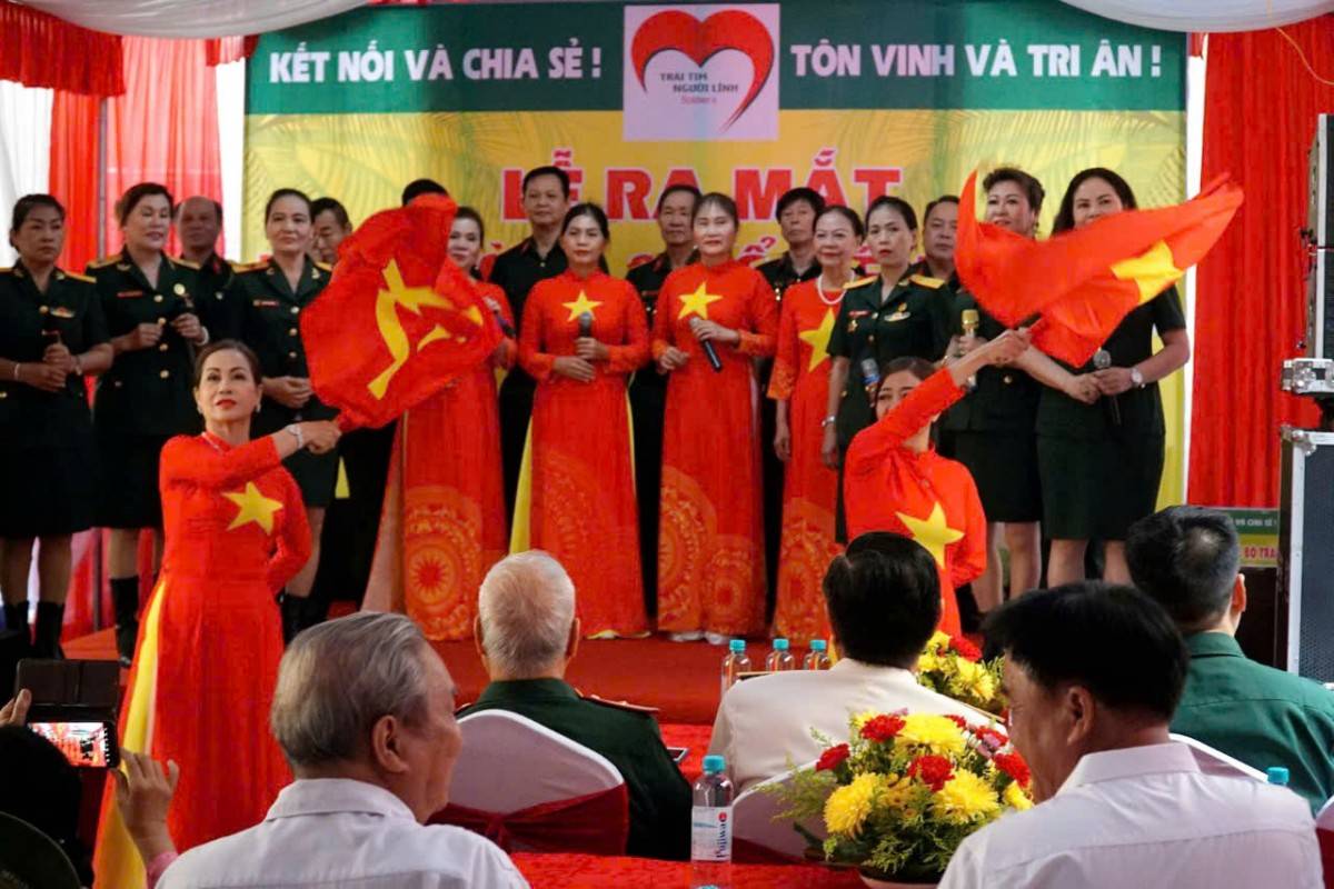 Văn nghệ chào mừng do các cựu chiến binh biểu diễn.