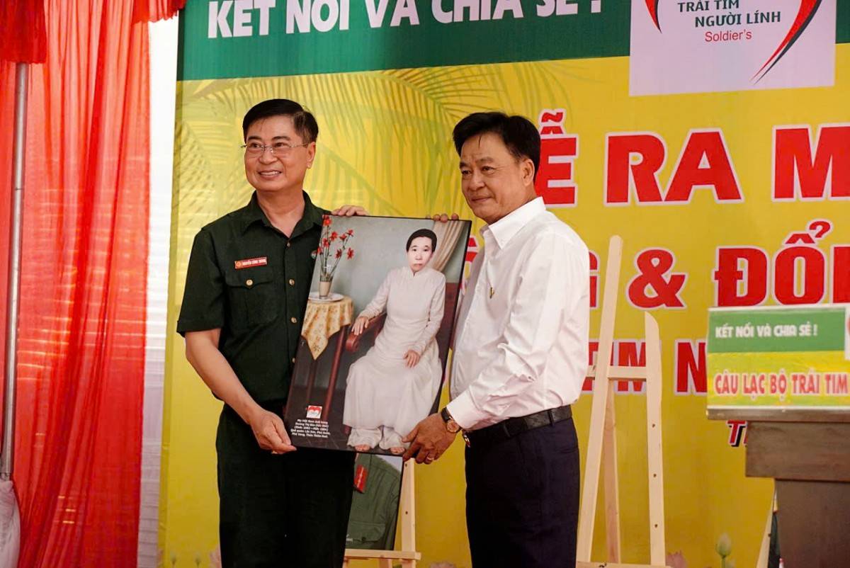 Trao tặng ảnh phục dựng Bà Mẹ Việt Nam Anh Hùng.