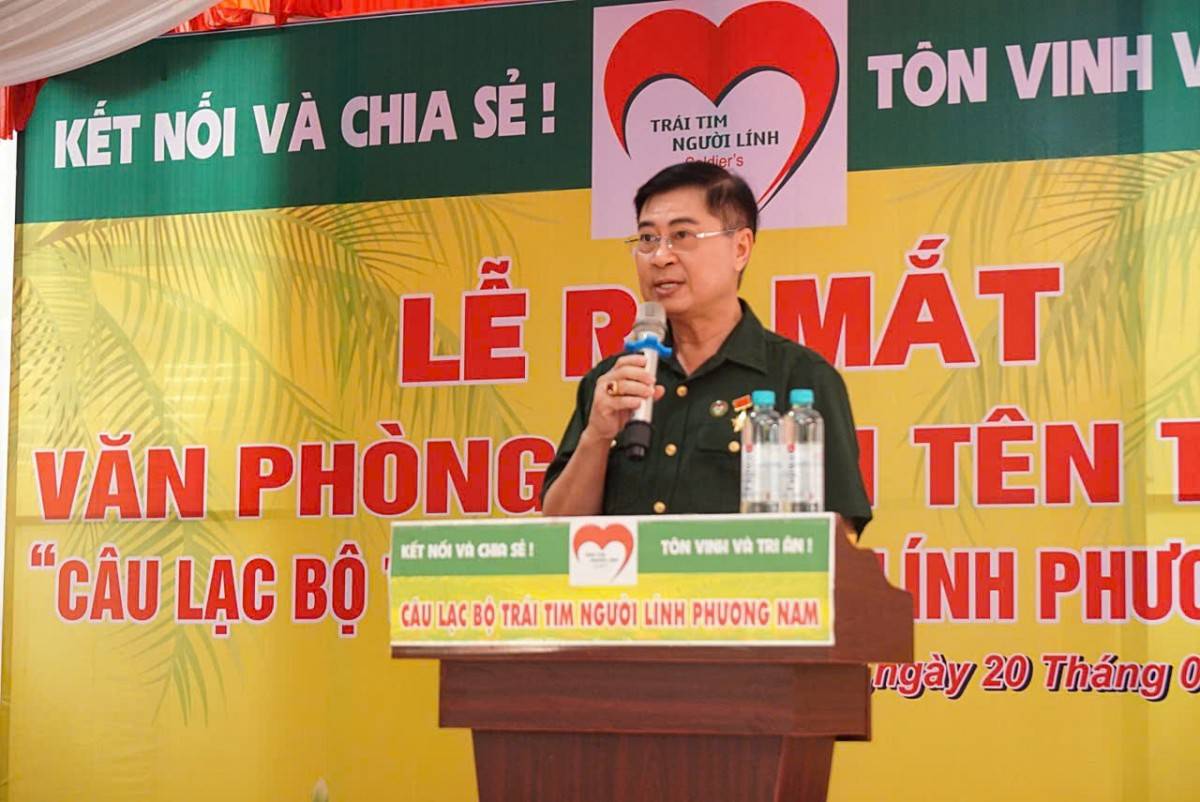 Chủ tịch Hội đồng Quản lý và Điều hành Câu lạc bộ Trái Tim Người Lính Phương Nam Nguyễn Công Trung phát biểu tại buổi lễ.