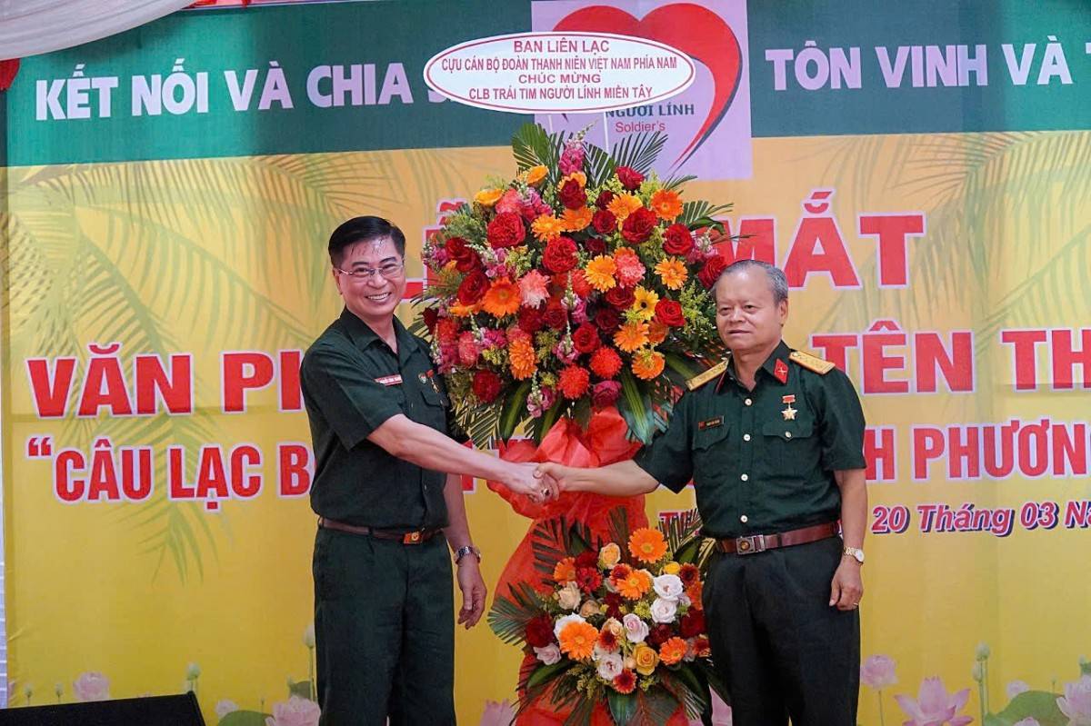 Đại tá Trần Văn Thông (phải) chúc mừng tại buổi lễ.