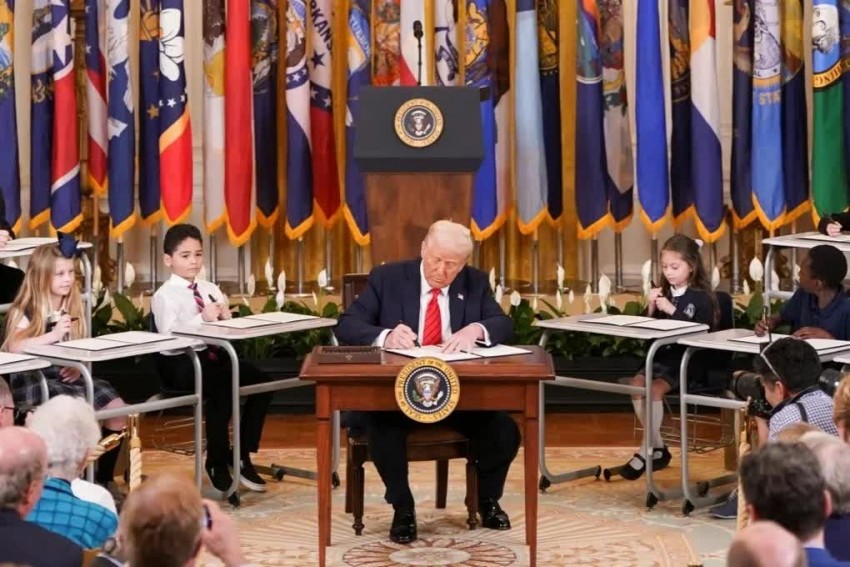 Nhiều học sinh được mời đến Nhà Trắng, cùng tổng thống ký sắc lệnh hành pháp giả định