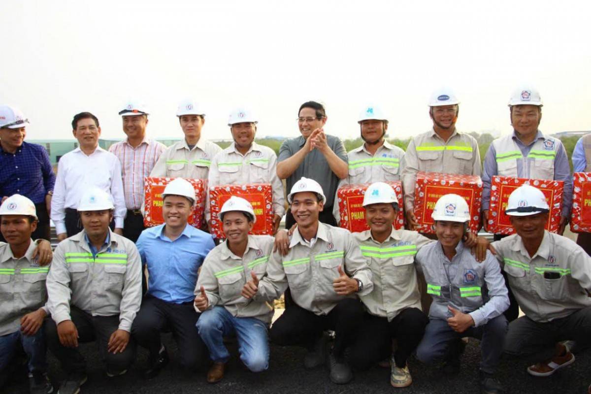 Thủ tướng tặng quà động viên tinh thần thi công, lao động của các nhà thầu tại dự án