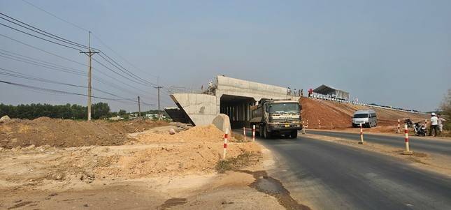 Đoạn giáp ranh dự án thành phần 2 (đang đắp đất) và thành phần 3 (đã cơ bản hoàn thành)