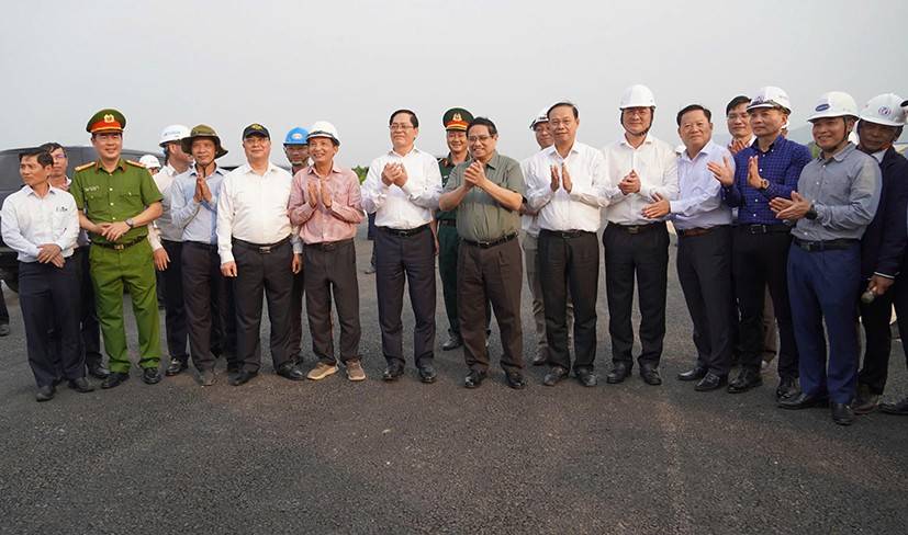 Thủ tướng Chính phủ Phạm Minh Chính chụp ảnh cùng lãnh đạo tỉnh Bà Rịa-Vũng Tàu trong buổi kiểm tra tiến độ dự án cao tốc Biên Hòa-Vũng Tàu.