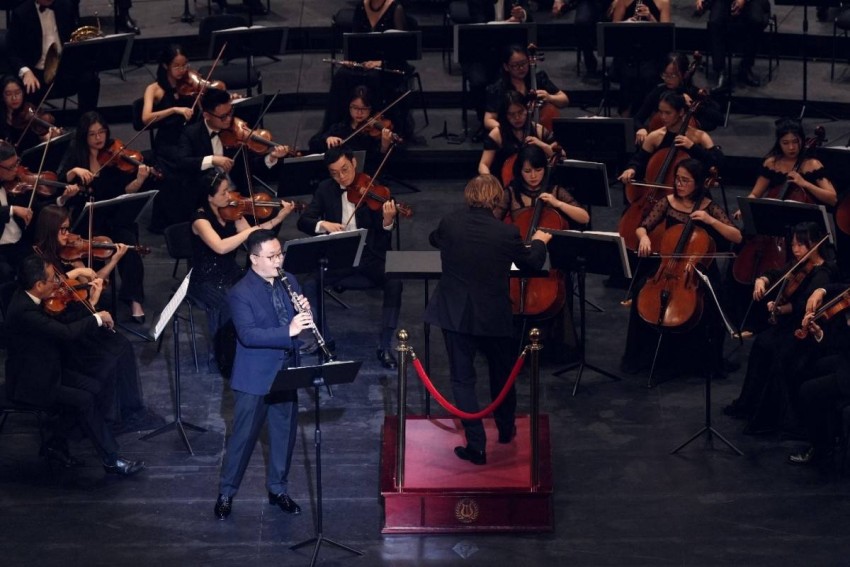  Nghệ sĩ Hoàng Ngọc Anh Quân biểu diễn cùng dàn nhạc.