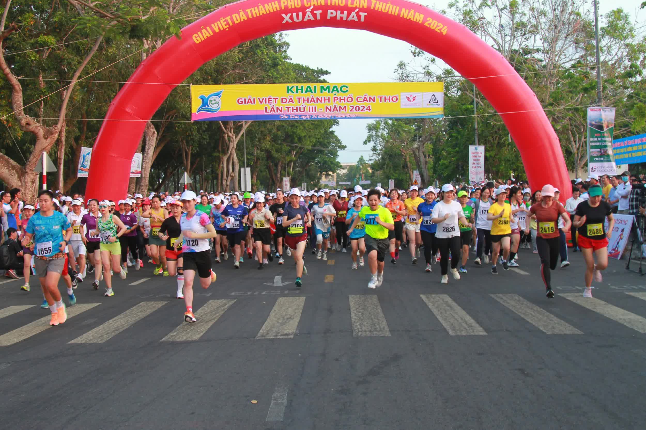 Các VĐV xuất phát tại Giải Việt dã TP Cần Thơ lần III năm 2024. Ảnh: Nguyễn Minh
