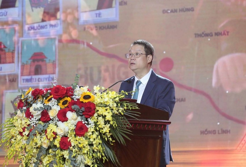 Nguyễn Mạnh Hùng, Phó Bí thư Tỉnh uỷ, Chủ tịch UBND tỉnh trình bày diễn văn kỷ niệm.