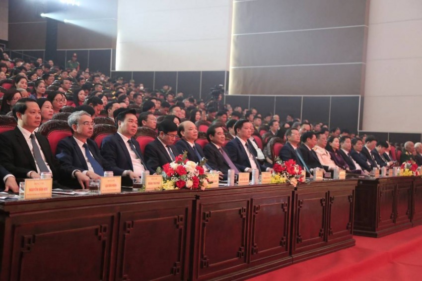 Các đồng chí lãnh đạo tỉnh dự lễ kỷ niệm.