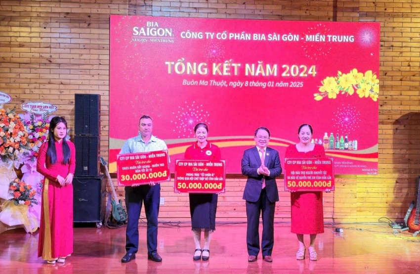 Công ty Cổ phần Bia Sài Gòn - Miền Trung tặng quà cho các đơn vị và cá nhân trên địa bàn tỉnh Đắk Lắk dịp Tết năm 2025 vừa qua.    