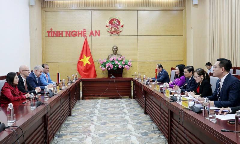 Chủ tịch UBND tỉnh Nghệ An Lê Hồng Vinh chủ trì buổi làm việc vớiĐoàn công tác của Ủy ban Nhà nước về Du lịch, Cộng hòa Tatarstan 