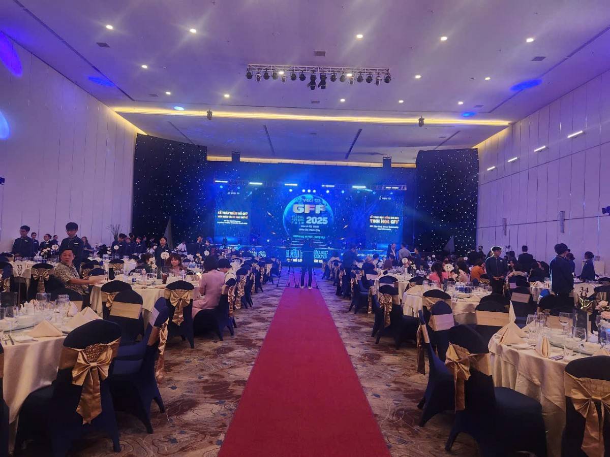 Lễ trải thảm đỏ dẫn dắt