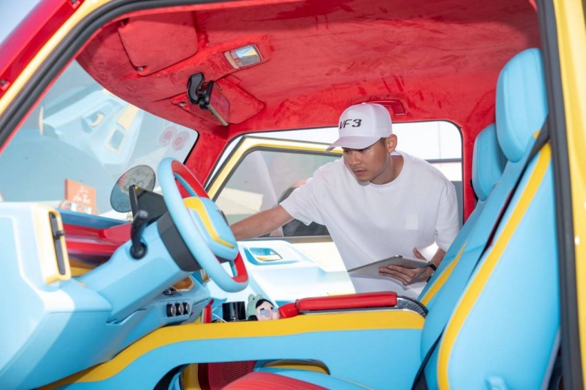 Giám khảo Phùng Thế Trọng bất ngờ với sự sáng tạo của các tác phẩm dự thi.