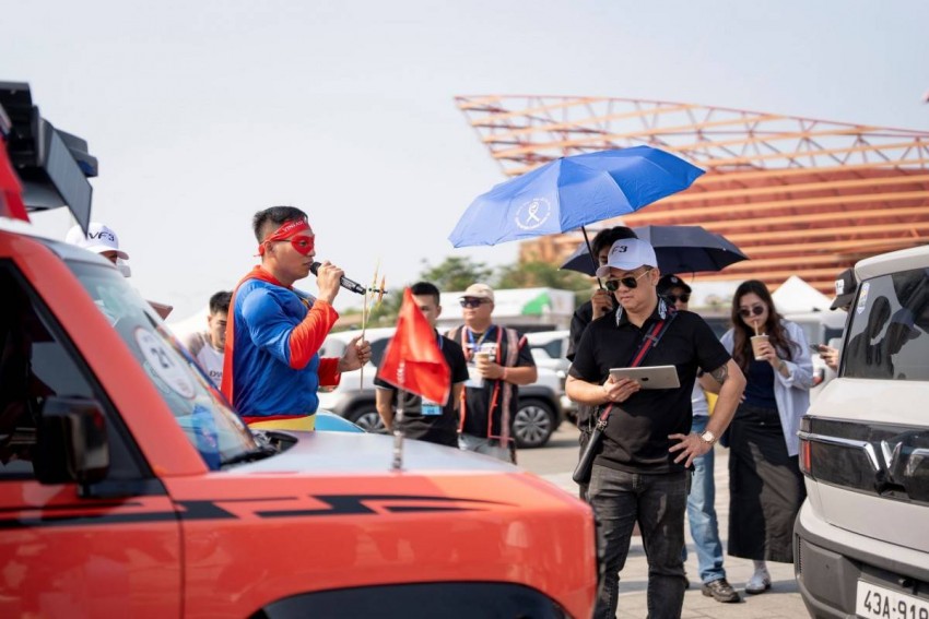 Giám khảo Xuân Hoàn (áo đen) lắng nghe thí sinh trình bày về tác phẩm của mình.