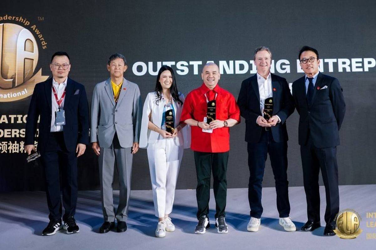 Chủ tịch Hoàng Nam Group nhận cúp Doanh nhân xuất sắc