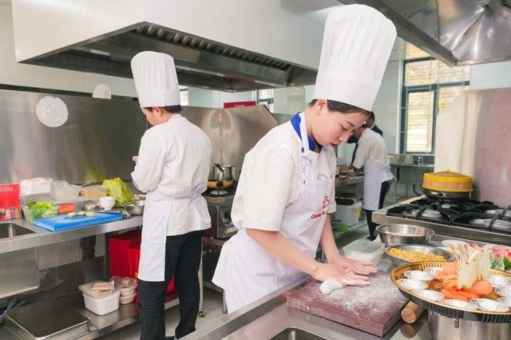 Đầu bếp tham gia chung kết cuộc thi “Nguyên liệu thuần chay Canada, Cá Là Đã!”.