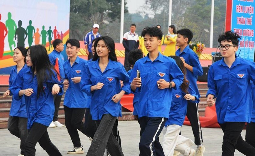 Các cháu học sinh tham gia Ngày chạy Olympic. Hơn 2.000 người hưởng ứng Ngày chạy Olympic 2025 Yên Bái