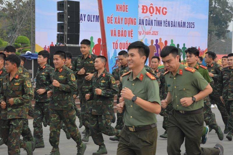 Các chiến sỹ lực lượng vũ trang chạy hưởng ứng. Hơn 2.000 người hưởng ứng Ngày chạy Olympic 2025 Yên Bái