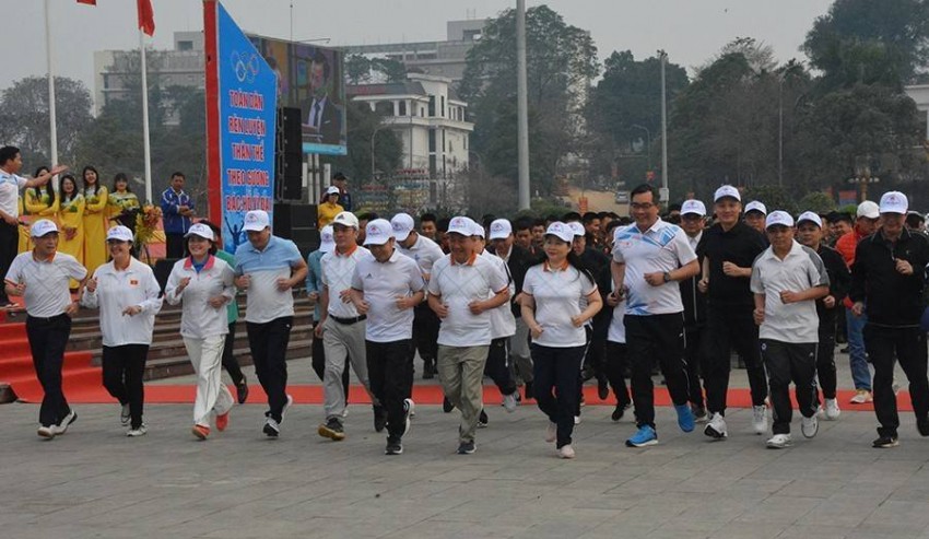 Các đồng chí lãnh đạo tỉnh và các lực lượng tham gia chạy hưởng ứng tại Lễ phát động Ngày chạy Olympic vì sức khỏe toàn dân năm 2025. Hơn 2.000 người hưởng ứng Ngày chạy Olympic 2025 Yên Bái