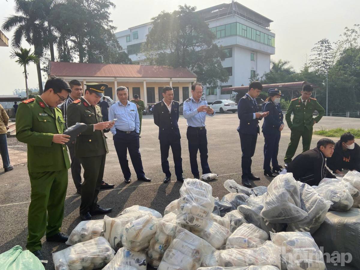 Phú Thọ: Xử phạt 215 triệu đồng, tiêu hủy hơn 5.800 đôi giày giả mạo Phú Thọ: Xử phạt 215 triệu đồng, tiêu hủy hơn 5.800 đôi giày giả mạo