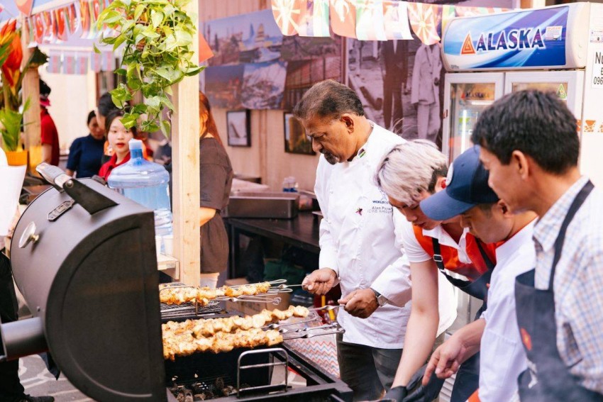 Chef Don David - Phó Chủ tịch Hiệp hội Barbecue thế giới trực tiếp vào bếp phục vụ thực khách Chef Don David - Phó Chủ tịch Hiệp hội Barbecue thế giới trực tiếp vào bếp phục vụ thực khách