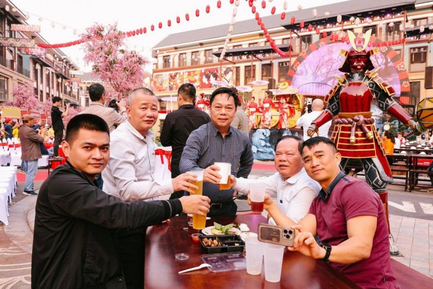 Khung cảnh như Octoberfest lừng danh ở Đức được tái hiện tại Làng Sake với 120 loại bia thượng hạng Khung cảnh như Octoberfest lừng danh ở Đức được tái hiện tại Làng Sake với 120 loại bia thượng hạng
