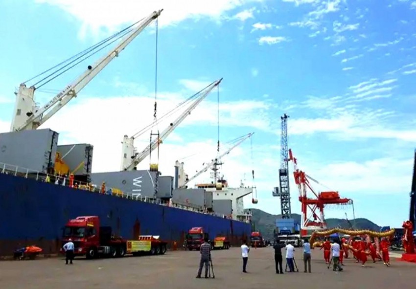 Bên cạnh đó là dự án tuyến luồng Cửa Lở cho tàu 5 vạn tấn gắn với Khu phi thuế quan Tam Hòa