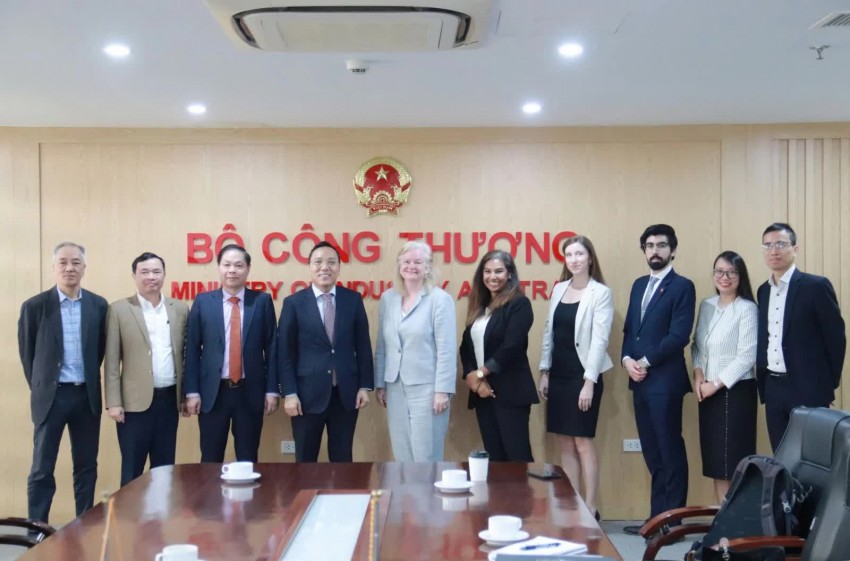 Thứ trưởng Bộ Công Thương Nguyễn Hoàng Long tiếp Phó Trợ lý Ngoại trưởng Mỹ Ann K. Ganzer. Ảnh: Bộ Công Thương Thứ trưởng Bộ Công Thương Nguyễn Hoàng Long tiếp Phó Trợ lý Ngoại trưởng Mỹ Ann K. Ganzer. Ảnh: Bộ Công Thương