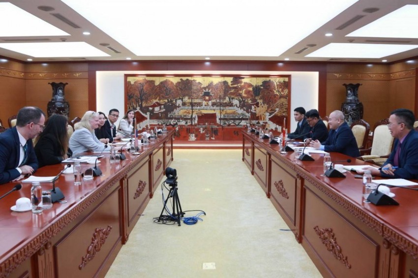 Thứ trưởng Bộ Tài chính Đỗ Thành Trung tiếp Phó Trợ lý Ngoại trưởng Hoa Kỳ, bà Ann K. Ganzer Thứ trưởng Bộ Tài chính Đỗ Thành Trung tiếp Phó Trợ lý Ngoại trưởng Hoa Kỳ, bà Ann K. Ganzer