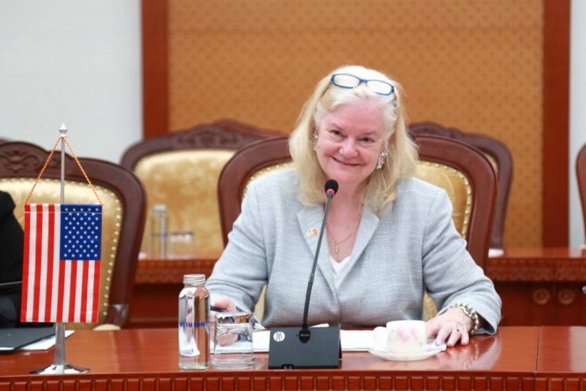 Phó Trợ lý Ngoại trưởng Hoa Kỳ - bà Ann K. Ganzer phát biểu Phó Trợ lý Ngoại trưởng Hoa Kỳ - bà Ann K. Ganzer phát biểu