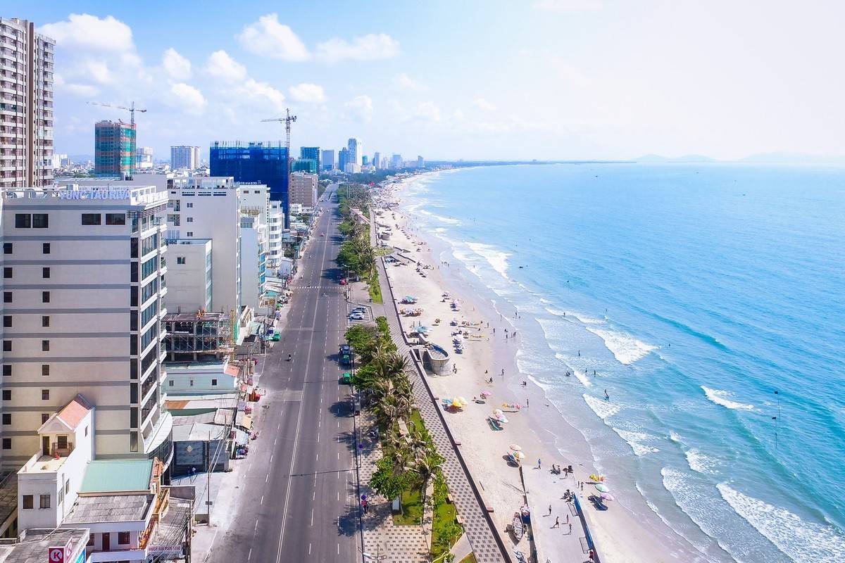 Bãi Sau là bãi biển Vũng Tàu có đường bờ biển dài 10km thích hợp để du khách tắm biển và tham gia các hoạt động dưới nước