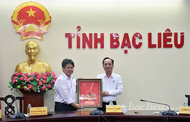 Đồng chí Phạm Văn Thiều - Chủ tịch UBND tỉnh tặng quà lưu niệm cho Trường Đại học Quốc tế miền Đông Đồng chí Phạm Văn Thiều - Chủ tịch UBND tỉnh tặng quà lưu niệm cho Trường Đại học Quốc tế miền Đông