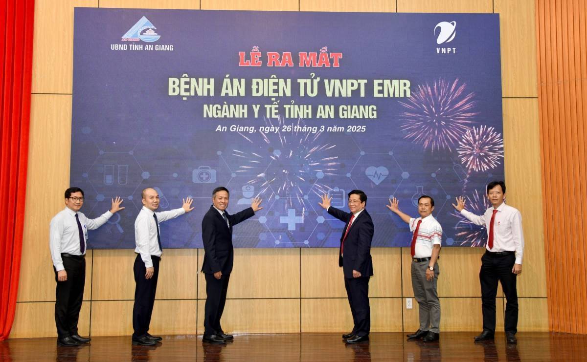 Đại diện Lãnh đạo UBND tỉnh An Giang và Tập đoàn VNPT thực hiện nghi thức ra mắt Bệnh án Điện tử VNPT-EMR ngành Y tế An Giang (Ảnh Cổng TTDT AG)