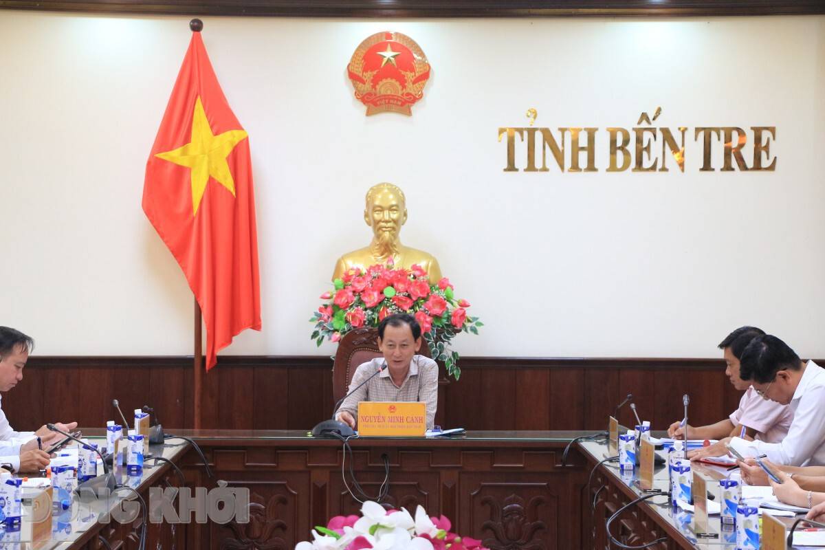 Phó chủ tịch UBND huyện Ba Tri Dương Văn Chương phát biểu ý kiến. (Ảnh DKO)