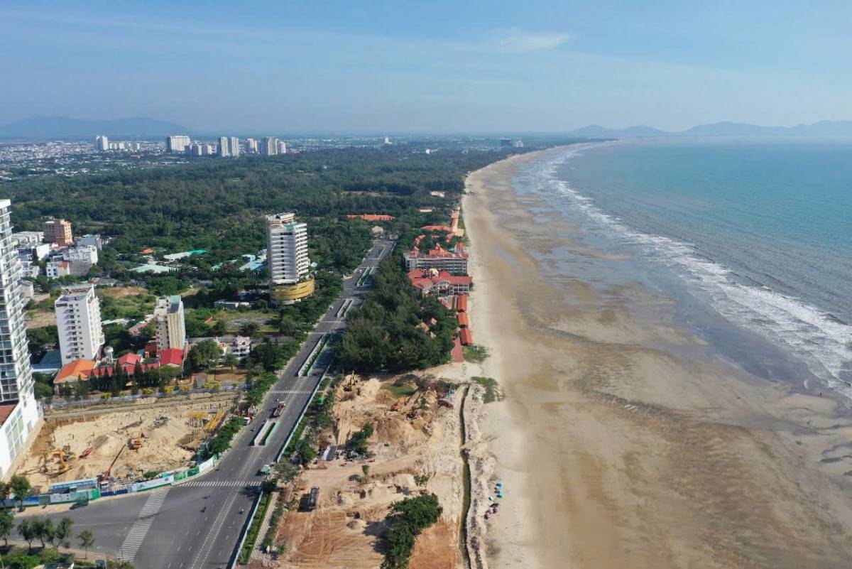 Không gian từ đường Thùy Vân ra hướng biển đã hoàn toàn thông thoáng. Không gian từ đường Thùy Vân ra hướng biển đã hoàn toàn thông thoáng.